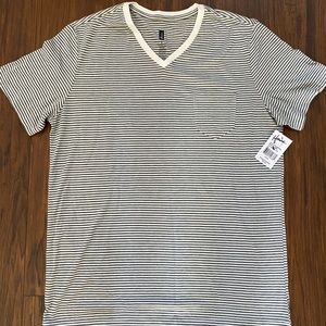 Men’s gray & white v neck pocket tee size L